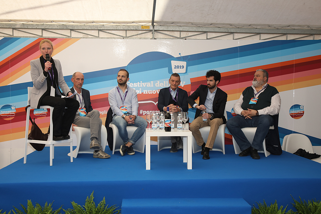 Festival della TV e dei Nuovi Media 2019_305.jpg - Come cambiare la percezione del Dolcetto nell'anno del Dolcetto, e non solo Un vino che corre il rischio di essere dimenticato nel circuito della comunicazione enoica impegnata su altri argomenti.  Come  uscire dall’impasse? Nicola Chionetti, Sara Mazzocchi, Simone Roveda con Erika Mantovan